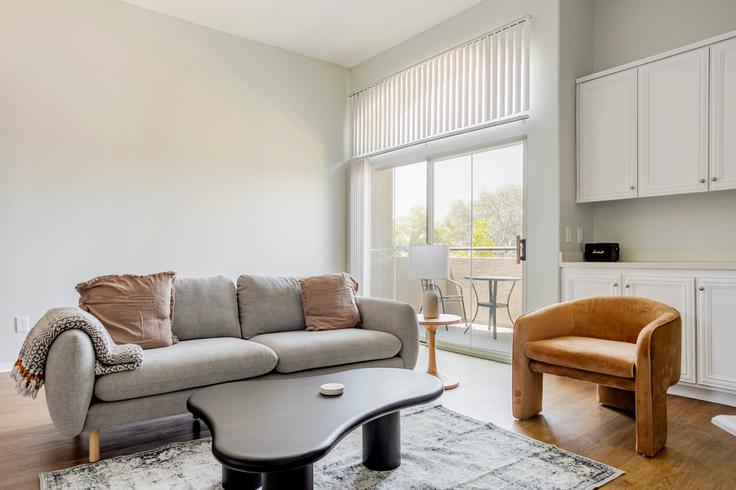 Elegant gestaltetes Wohnzimmer mit moderner Einrichtung in einer Wohnung im 2225 S. Beverly Glen in Los Angeles, Los Angeles Elegant gestaltetes Wohnzimmer mit moderner Einrichtung in einer Wohnung im 2225 S. Beverly Glen in Los Angeles, Los Angeles
