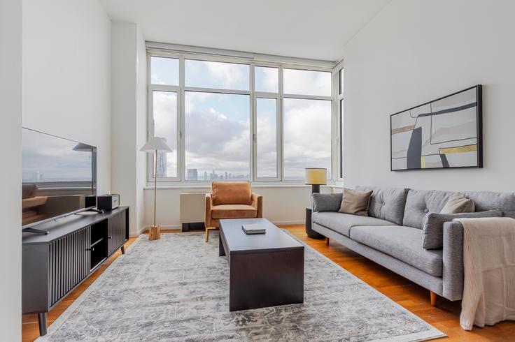 Elegant gestaltetes Wohnzimmer mit moderner Einrichtung in einer Wohnung im Atelier in Manhattan, New York Elegant gestaltetes Wohnzimmer mit moderner Einrichtung in einer Wohnung im Atelier in Manhattan, New York