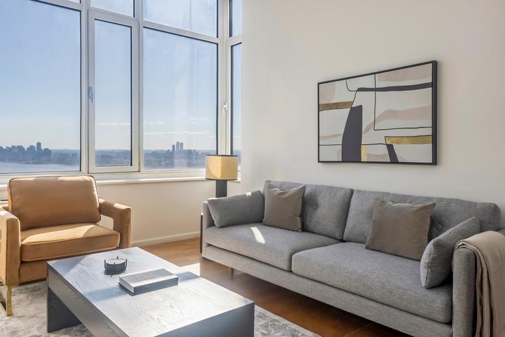 Manhattan, New York에 위치한 Atelier 아파트의 세련된 인테리어가 돋보이는 거실 Manhattan, New York에 위치한 Atelier 아파트의 세련된 인테리어가 돋보이는 거실
