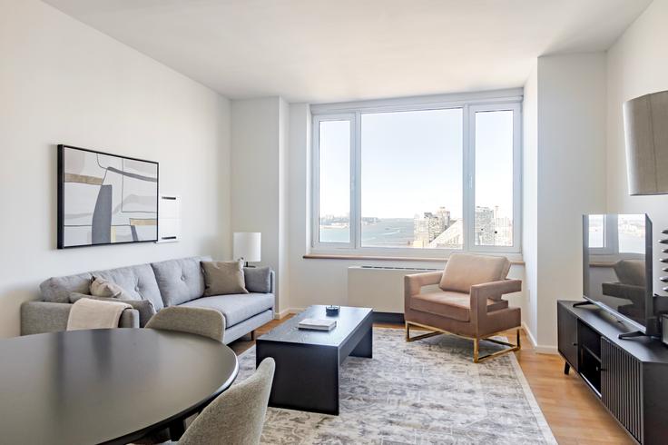 Atelier adresindeki bir dairede modern mobilyalarla zarif bir şekilde tasarlanmış oturma odası Manhattan, New York