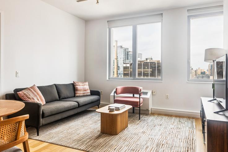 Sala de estar elegantemente projetada com móveis modernos em um apartamento no Forte Select At Mercedes House em Manhattan, New York