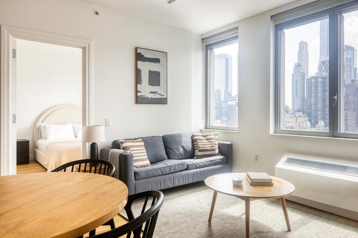 Sala de estar elegantemente projetada com móveis modernos em um apartamento no Forte Select At Mercedes House em Manhattan, New York Sala de estar elegantemente projetada com móveis modernos em um apartamento no Forte Select At Mercedes House em Manhattan, New York