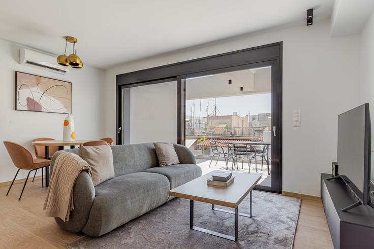 Salle de séjour élégante avec mobilier moderne dans un appartement à Sampsountos 4 Ampelokipoi à Central Athens, Athens Salle de séjour élégante avec mobilier moderne dans un appartement à Sampsountos 4 Ampelokipoi à Central Athens, Athens