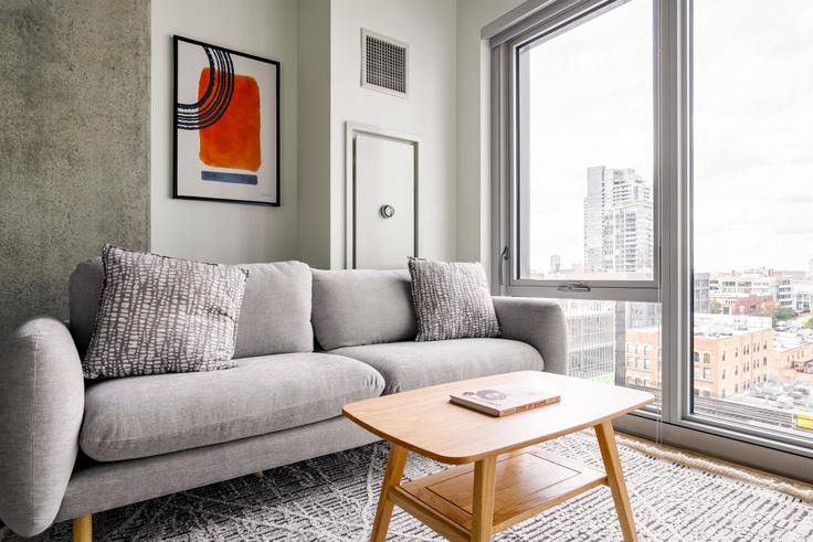 Elegante sala de estar con mobiliario moderno en un apartamento en Emme en Chicago, Chicago Elegante sala de estar con mobiliario moderno en un apartamento en Emme en Chicago, Chicago