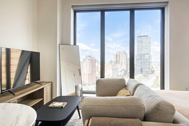 Brooklyn, New York에 위치한 The Axel 아파트의 세련된 인테리어가 돋보이는 거실 Brooklyn, New York에 위치한 The Axel 아파트의 세련된 인테리어가 돋보이는 거실