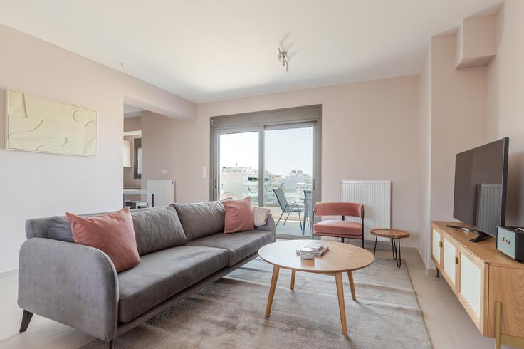 Salle de séjour élégante avec mobilier moderne dans un appartement à Nazliou à South Athens, Athens Salle de séjour élégante avec mobilier moderne dans un appartement à Nazliou à South Athens, Athens