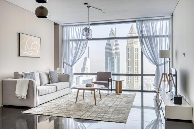 Sala de estar elegantemente projetada com móveis modernos em um apartamento no Index Tower em Trade Center, Dubai