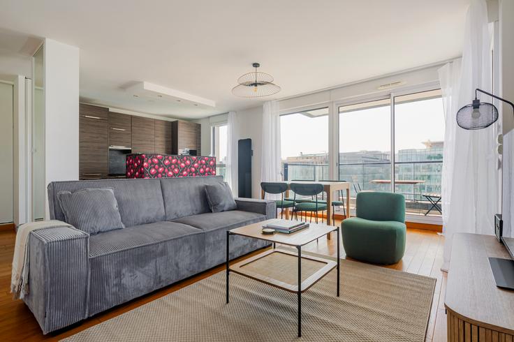 Sala de estar elegantemente projetada com móveis modernos em um apartamento no Frigos 3 em 13th arrondissement, Paris Sala de estar elegantemente projetada com móveis modernos em um apartamento no Frigos 3 em 13th arrondissement, Paris