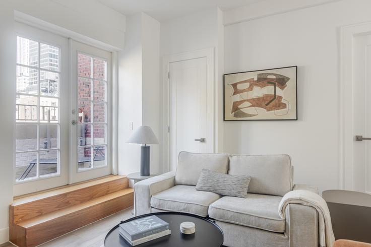 Manhattan, New York에 위치한 Tatham House 아파트의 세련된 인테리어가 돋보이는 거실 Manhattan, New York에 위치한 Tatham House 아파트의 세련된 인테리어가 돋보이는 거실