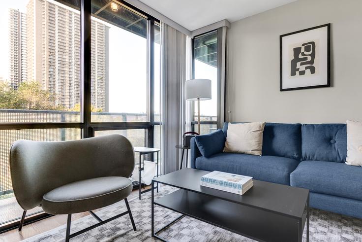 Elegant gestaltetes Wohnzimmer mit moderner Einrichtung in einer Wohnung im The edge in Chicago, Chicago