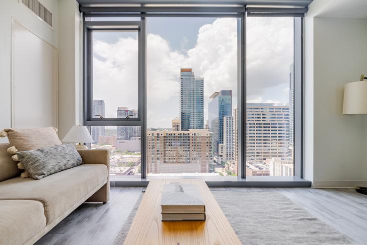 Salle de séjour élégante avec mobilier moderne dans un appartement à Sienna at the Thompson à Austin, Austin Salle de séjour élégante avec mobilier moderne dans un appartement à Sienna at the Thompson à Austin, Austin