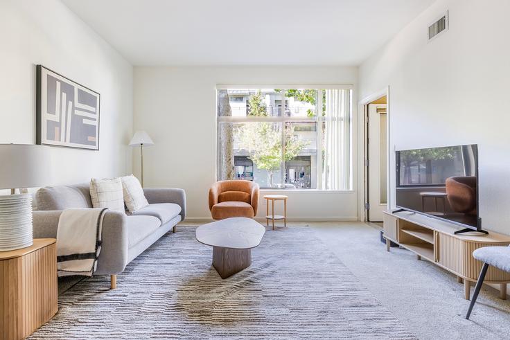 Sala de estar elegantemente projetada com móveis modernos em um apartamento no Avalon at cahill park em San Jose, San Jose