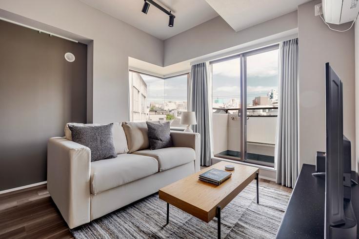Elegante sala de estar con mobiliario moderno en un apartamento en Improve Nishi-Waseda en Shinjuku City, Tokyo Elegante sala de estar con mobiliario moderno en un apartamento en Improve Nishi-Waseda en Shinjuku City, Tokyo