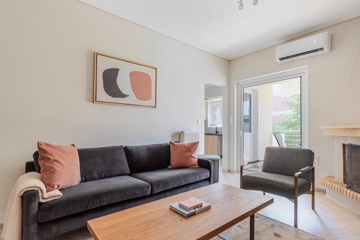 Sala de estar elegantemente projetada com móveis modernos em um apartamento no Aretis A em South Athens, Athens Sala de estar elegantemente projetada com móveis modernos em um apartamento no Aretis A em South Athens, Athens