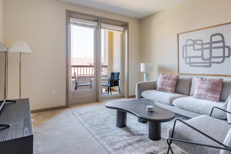 Elegante sala de estar con mobiliario moderno en un apartamento en Avalon walnut creek en Contra Costa Centre, Contra Costa Centre