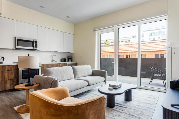 Salle de séjour élégante avec mobilier moderne dans un appartement à The Roya à Los Angeles, Los Angeles Salle de séjour élégante avec mobilier moderne dans un appartement à The Roya à Los Angeles, Los Angeles