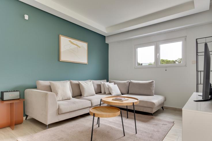 Elegant gestaltetes Wohnzimmer mit moderner Einrichtung in einer Wohnung im Agiou Thoma 30, Marousi in North Athens, Athens