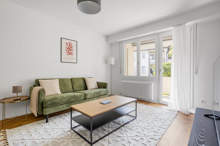 Elegant gestaltetes Wohnzimmer mit moderner Einrichtung in einer Wohnung im Sierenzerstrasse 38, 4055 Basel in Basel, Basel