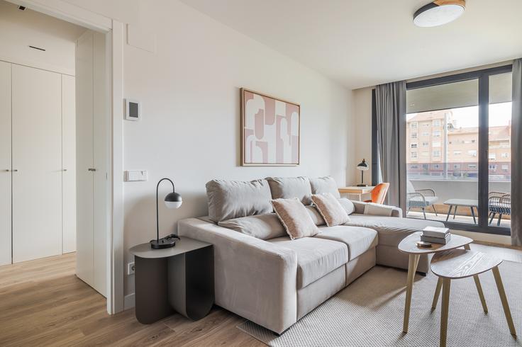 Elegant gestaltetes Wohnzimmer mit moderner Einrichtung in einer Wohnung im Paseo de la Dirección 161 in Tetuán, Madrid