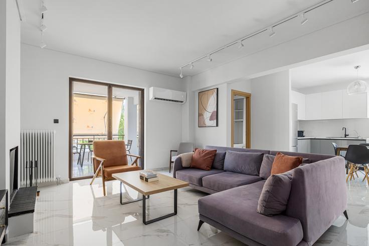 Salle de séjour élégante avec mobilier moderne dans un appartement à Zisimopoulou 104 à South Athens, Athens Salle de séjour élégante avec mobilier moderne dans un appartement à Zisimopoulou 104 à South Athens, Athens