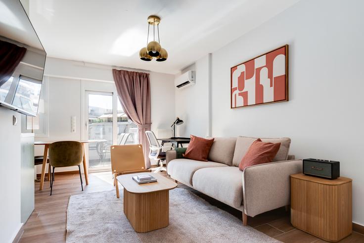 Salle de séjour élégante avec mobilier moderne dans un appartement à Kapetan Petroutsou 3, Athens à Central Athens, Athens