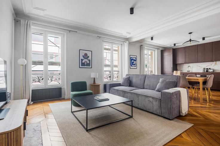 Salle de séjour élégante avec mobilier moderne dans un appartement à Lekain 6 à 16th arrondissement, Paris Salle de séjour élégante avec mobilier moderne dans un appartement à Lekain 6 à 16th arrondissement, Paris