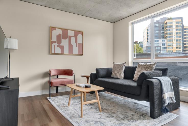 The Century Apartments adresindeki bir dairede modern mobilyalarla zarif bir şekilde tasarlanmış oturma odası Seattle, Seattle