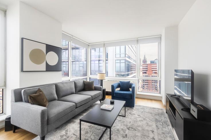 Elegante sala de estar con mobiliario moderno en un apartamento en Atelier en Manhattan, New York