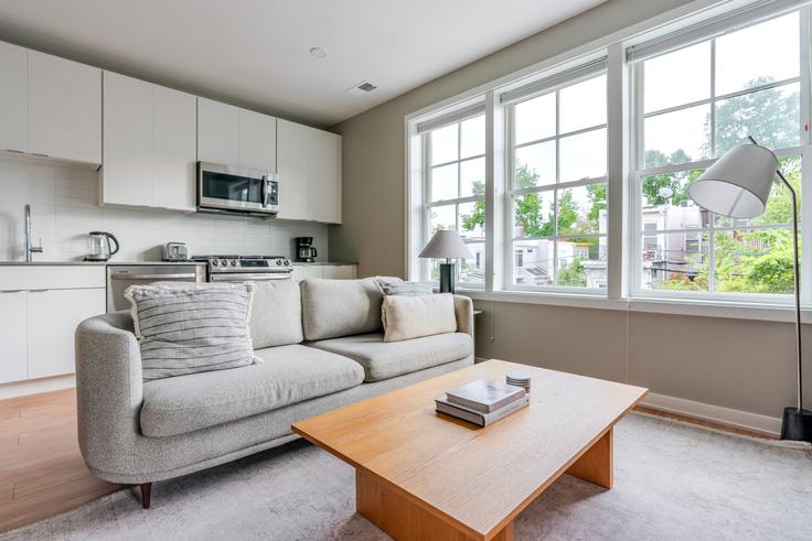 Salle de séjour élégante avec mobilier moderne dans un appartement à Define Glover à Washington, Washington