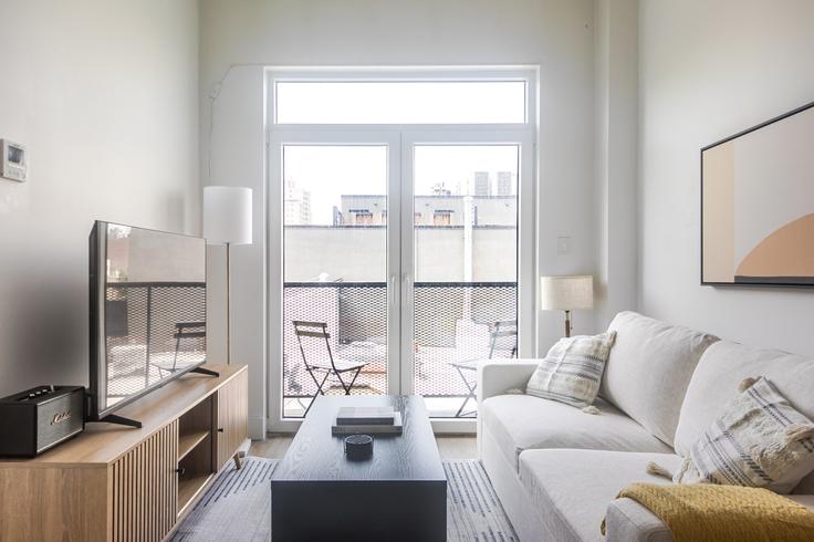 Brooklyn, New York에 위치한 82 Fourth Avenue 아파트의 세련된 인테리어가 돋보이는 거실