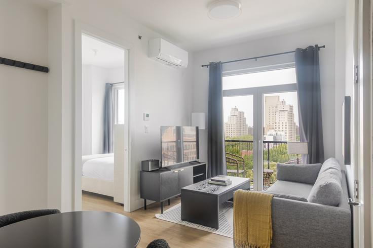 Brooklyn, New York에 위치한 82 Fourth Avenue 아파트의 세련된 인테리어가 돋보이는 거실 Brooklyn, New York에 위치한 82 Fourth Avenue 아파트의 세련된 인테리어가 돋보이는 거실