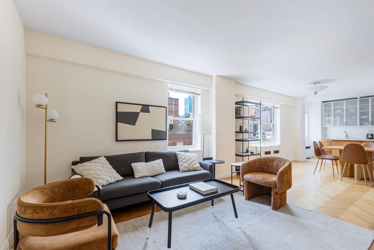 Salle de séjour élégante avec mobilier moderne dans un appartement à Monterey at Park à Manhattan, New York Salle de séjour élégante avec mobilier moderne dans un appartement à Monterey at Park à Manhattan, New York