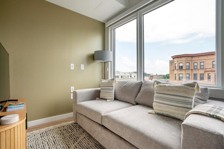Sala de estar elegantemente projetada com móveis modernos em um apartamento no Novel 14 em Washington, Washington