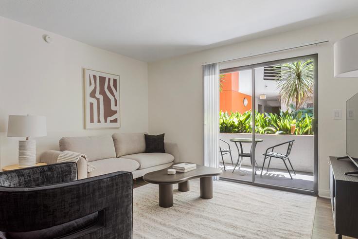 Salle de séjour élégante avec mobilier moderne dans un appartement à Ava studio city à Los Angeles, Los Angeles Salle de séjour élégante avec mobilier moderne dans un appartement à Ava studio city à Los Angeles, Los Angeles