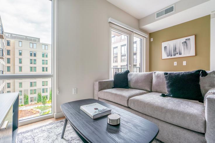Sala de estar elegantemente projetada com móveis modernos em um apartamento no Novel 14 em Washington, Washington Sala de estar elegantemente projetada com móveis modernos em um apartamento no Novel 14 em Washington, Washington