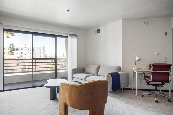 Elegant gestaltetes Wohnzimmer mit moderner Einrichtung in einer Wohnung im Ava studio city in Los Angeles, Los Angeles Elegant gestaltetes Wohnzimmer mit moderner Einrichtung in einer Wohnung im Ava studio city in Los Angeles, Los Angeles