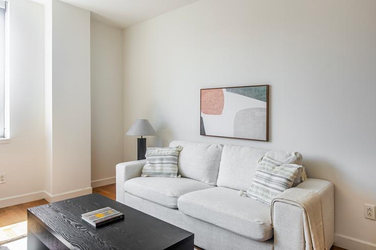 Elegant gestaltetes Wohnzimmer mit moderner Einrichtung in einer Wohnung im 88 Leonard Street in Manhattan, New York