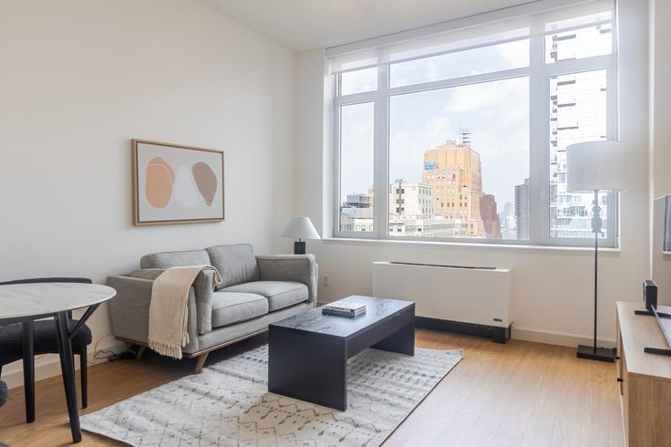 Salle de séjour élégante avec mobilier moderne dans un appartement à 88 Leonard Street à Manhattan, New York Salle de séjour élégante avec mobilier moderne dans un appartement à 88 Leonard Street à Manhattan, New York