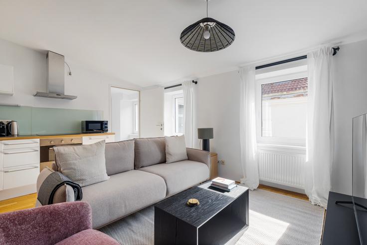 Sala de estar elegantemente projetada com móveis modernos em um apartamento no Hernalser Hauptstraße 198 em Vienna, Vienna