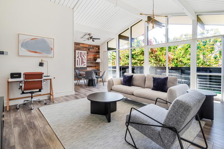 Palo Alto, Palo Alto에 위치한 Middlefield road 아파트의 세련된 인테리어가 돋보이는 거실 Palo Alto, Palo Alto에 위치한 Middlefield road 아파트의 세련된 인테리어가 돋보이는 거실