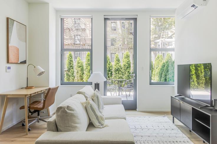 Salle de séjour élégante avec mobilier moderne dans un appartement à Mason Gray à Brooklyn, New York Salle de séjour élégante avec mobilier moderne dans un appartement à Mason Gray à Brooklyn, New York