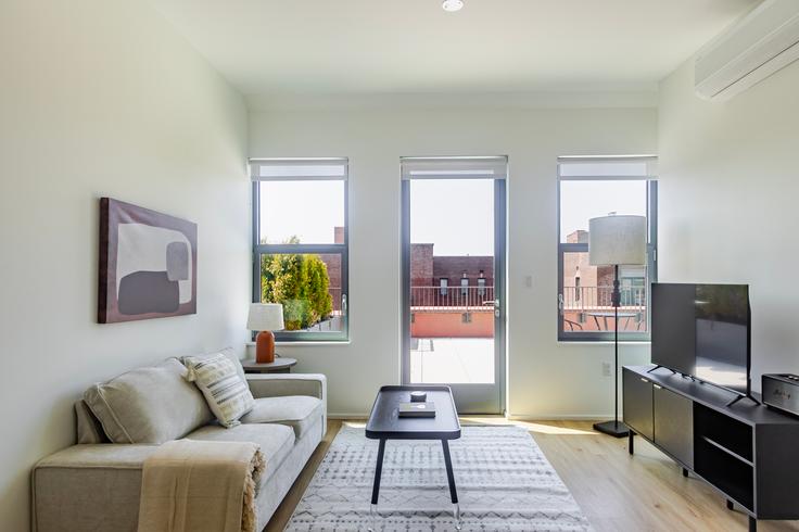 Salle de séjour élégante avec mobilier moderne dans un appartement à Mason Gray à Brooklyn, New York Salle de séjour élégante avec mobilier moderne dans un appartement à Mason Gray à Brooklyn, New York