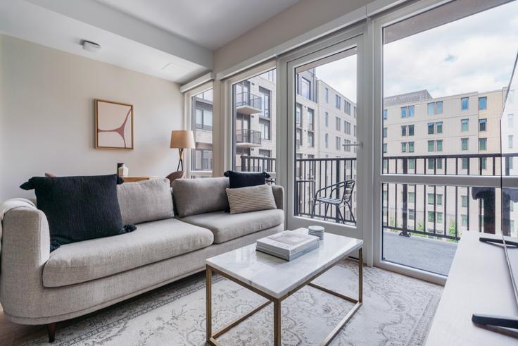 Sala de estar elegantemente projetada com móveis modernos em um apartamento no Novel 14 em Washington, Washington