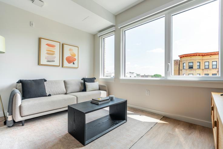Salle de séjour élégante avec mobilier moderne dans un appartement à Novel 14 à Washington, Washington