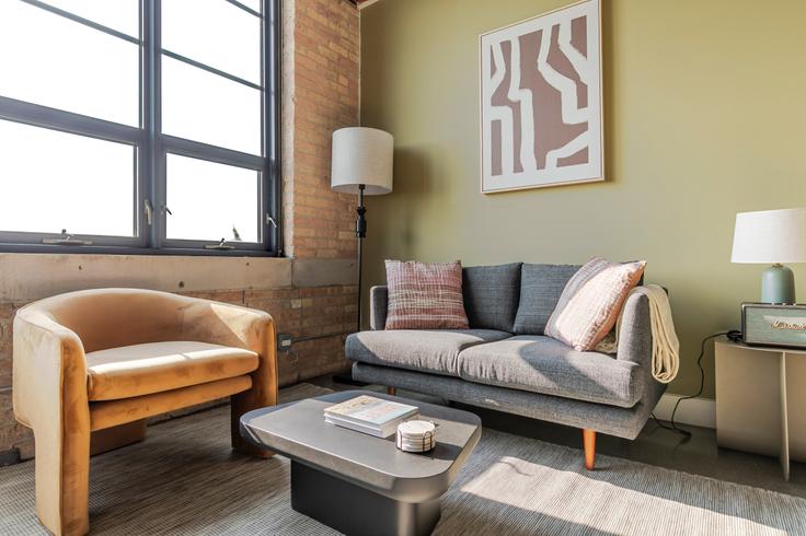 Chicago, Chicago에 위치한 Southport Lofts 아파트의 세련된 인테리어가 돋보이는 거실 Chicago, Chicago에 위치한 Southport Lofts 아파트의 세련된 인테리어가 돋보이는 거실