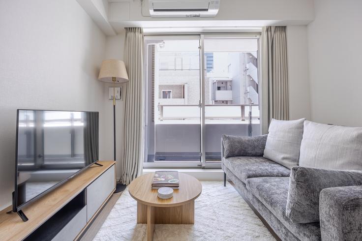 Elegante sala de estar con mobiliario moderno en un apartamento en The Parkhabio Meguro Place en Meguro City, Tokyo Elegante sala de estar con mobiliario moderno en un apartamento en The Parkhabio Meguro Place en Meguro City, Tokyo