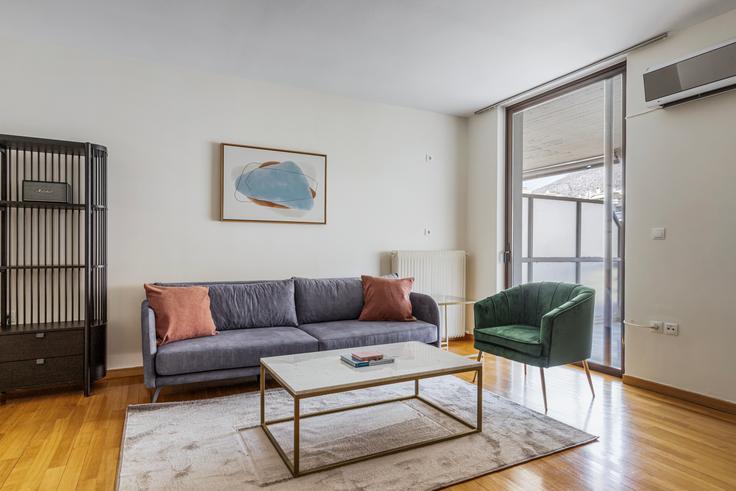 Salle de séjour élégante avec mobilier moderne dans un appartement à Epameinonda 108 à South Athens, Athens Salle de séjour élégante avec mobilier moderne dans un appartement à Epameinonda 108 à South Athens, Athens