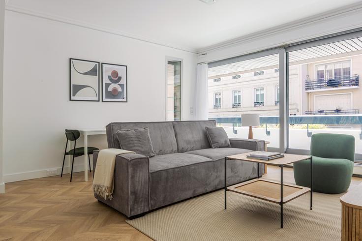 6th arrondissement, Paris에 위치한 Vaugirard 122 아파트의 세련된 인테리어가 돋보이는 거실 6th arrondissement, Paris에 위치한 Vaugirard 122 아파트의 세련된 인테리어가 돋보이는 거실