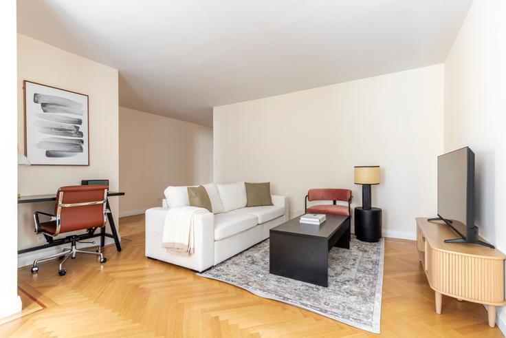 Salle de séjour élégante avec mobilier moderne dans un appartement à Monterey at Park à Manhattan, New York
