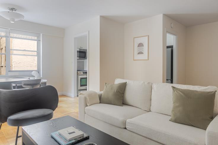 Elegant gestaltetes Wohnzimmer mit moderner Einrichtung in einer Wohnung im Monterey at Park in Manhattan, New York